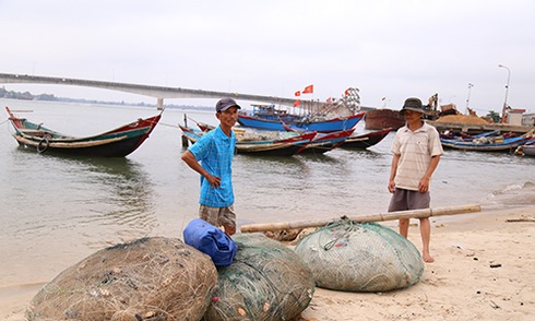 Ngư dân gác chèo, treo lưới vì họa ‘cá chết’