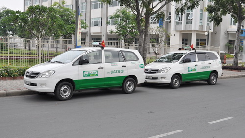 Giành khách, hai tài xế taxi đâm nhau