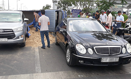 Đụng đuôi ôtô Mercedes ở Sài Gòn, xe tải lật ngang