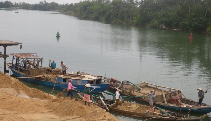 Buông lỏng quản lý, bùng phát khai thác cát trái phép