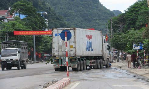 Khúc cua tử thần 'bẫy' xe container