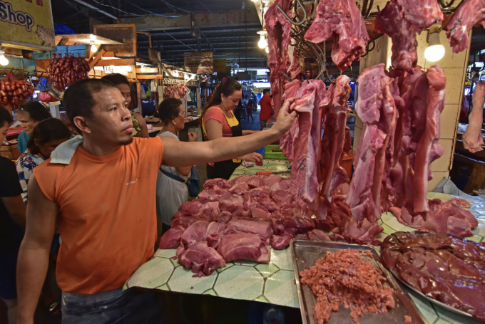 Tại sao người bán treo thịt bò, đặt thịt lợn trên bàn?
