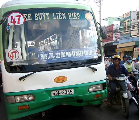 Ôtô buýt cuốn 3 người trong một gia đình vào gầm xe