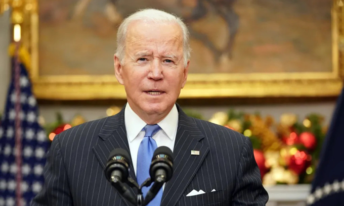 Omicron chồng chất gánh nặng lên nhiệm kỳ Biden