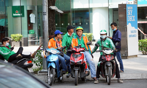 Cuộc đua giành giật những khách hàng 'lười'