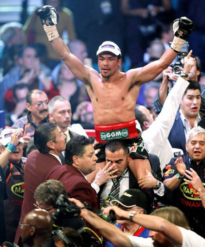 'Tia chớp' Pacquiao nhọc nhằn bảo vệ đai WBO