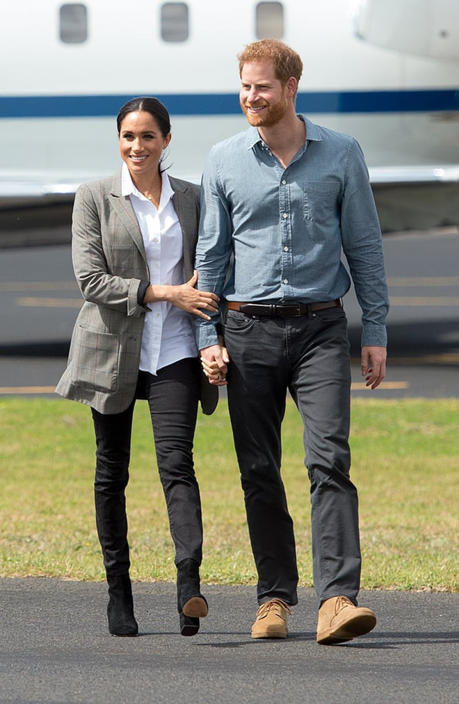 Công nương Meghan Markle phối 5 bộ đồ chỉ với một chiếc quần jeans