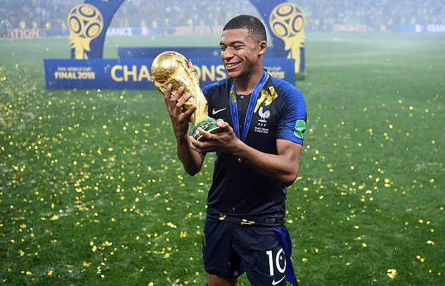 Mbappe được khuyên ở lại PSG để tranh Quả Bóng Vàng