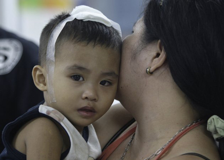 Hàng trăm người bị thương vì pháo tại Philippines