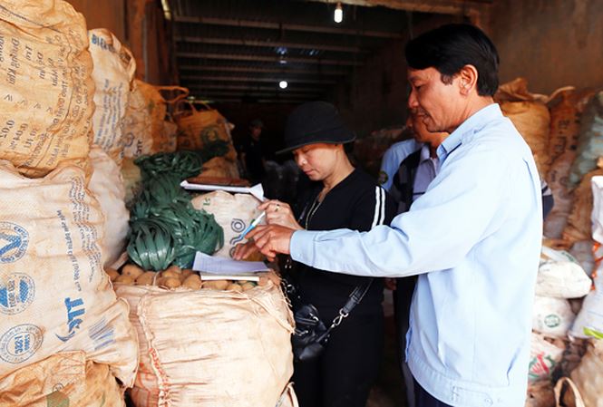 Chuyển hàng trăm tấn khoai Trung Quốc ra khỏi chợ nông sản Đà Lạt