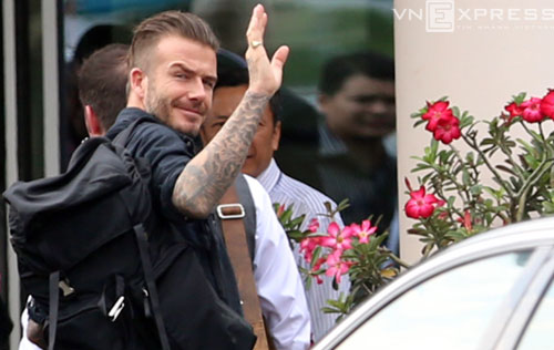 Beckham chia tay Việt Nam, fan cuồng chặn xe xin chữ ký