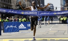 Các chân chạy Kenya thống trị Boston Marathon 2022