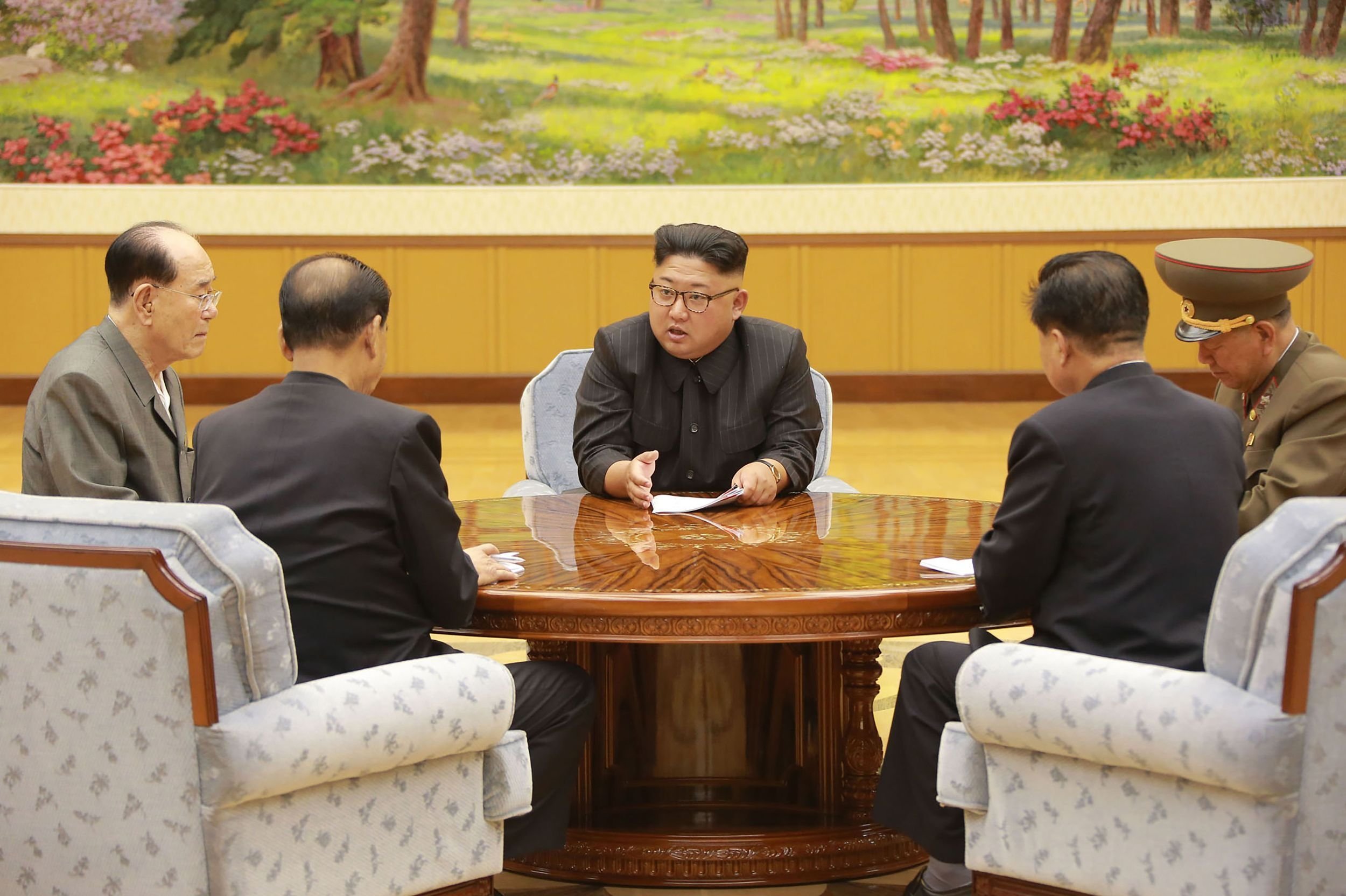 Kim Jong-un bất ngờ triệu tập đại sứ ở nước ngoài về nước gấp