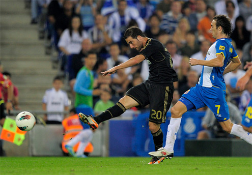 Real thăng hoa nhờ màn 'hồi sinh' của Higuain