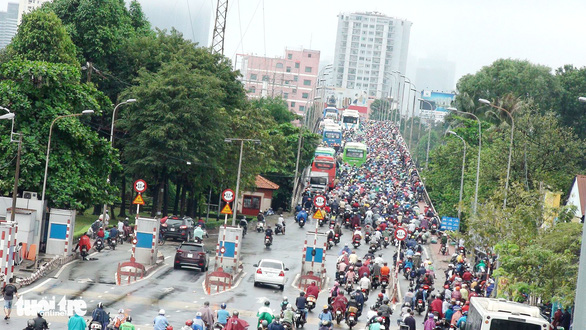 Đang kẹt xe kinh hoàng trên cầu Bình Triệu