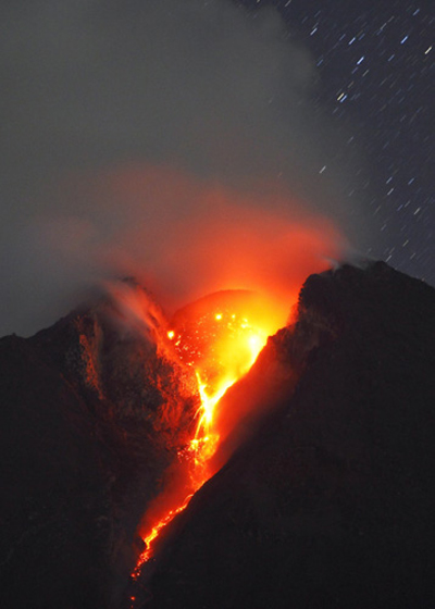  Indonesia: Thêm động đất mạnh, núi lửa Merapi phun trào cực điểm 