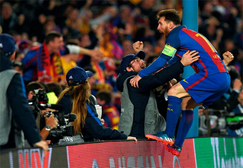 CĐV vây chặt xe chở Messi và bạn gái tại sân Nou Camp