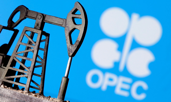 Giá dầu thế giới tăng vọt vì OPEC+ bất ngờ giảm sản xuất