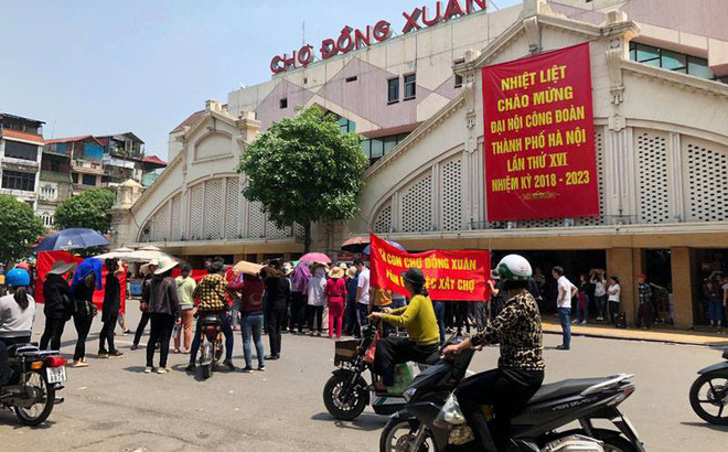 Hàng trăm tiểu thương chợ Đồng Xuân căng băng rôn phản đối vì nghe tin xây mới chợ