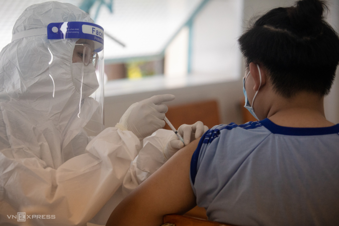 Hoàn thành tiêm mũi ba vaccine Covid-19 vào quý 1/2022