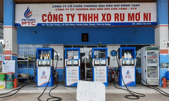 Nhiều cây xăng ở Đồng Tháp, An Giang treo biển hết hàng trước giờ giảm giá